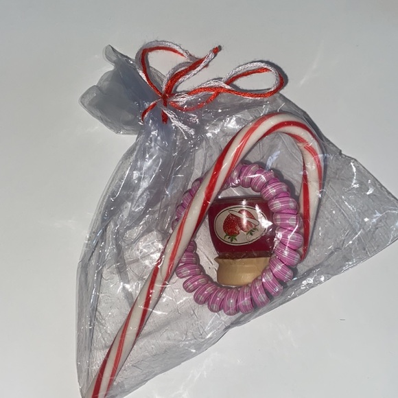 Scrub with candy and bracelet bundle! - Picture 3 of 3